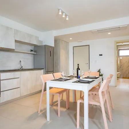 Apartment Beachfront Sunrise Srzic *