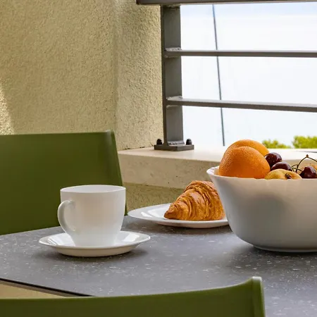 Beachfront Sunrise Srzic Apartment