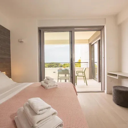 Beachfront Sunrise Srzic Apartment *