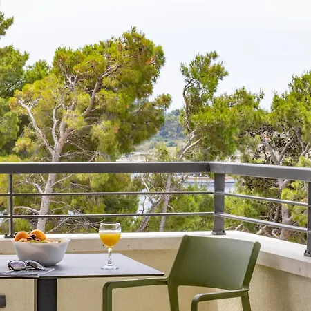 Apartment Beachfront Sunrise Srzic
